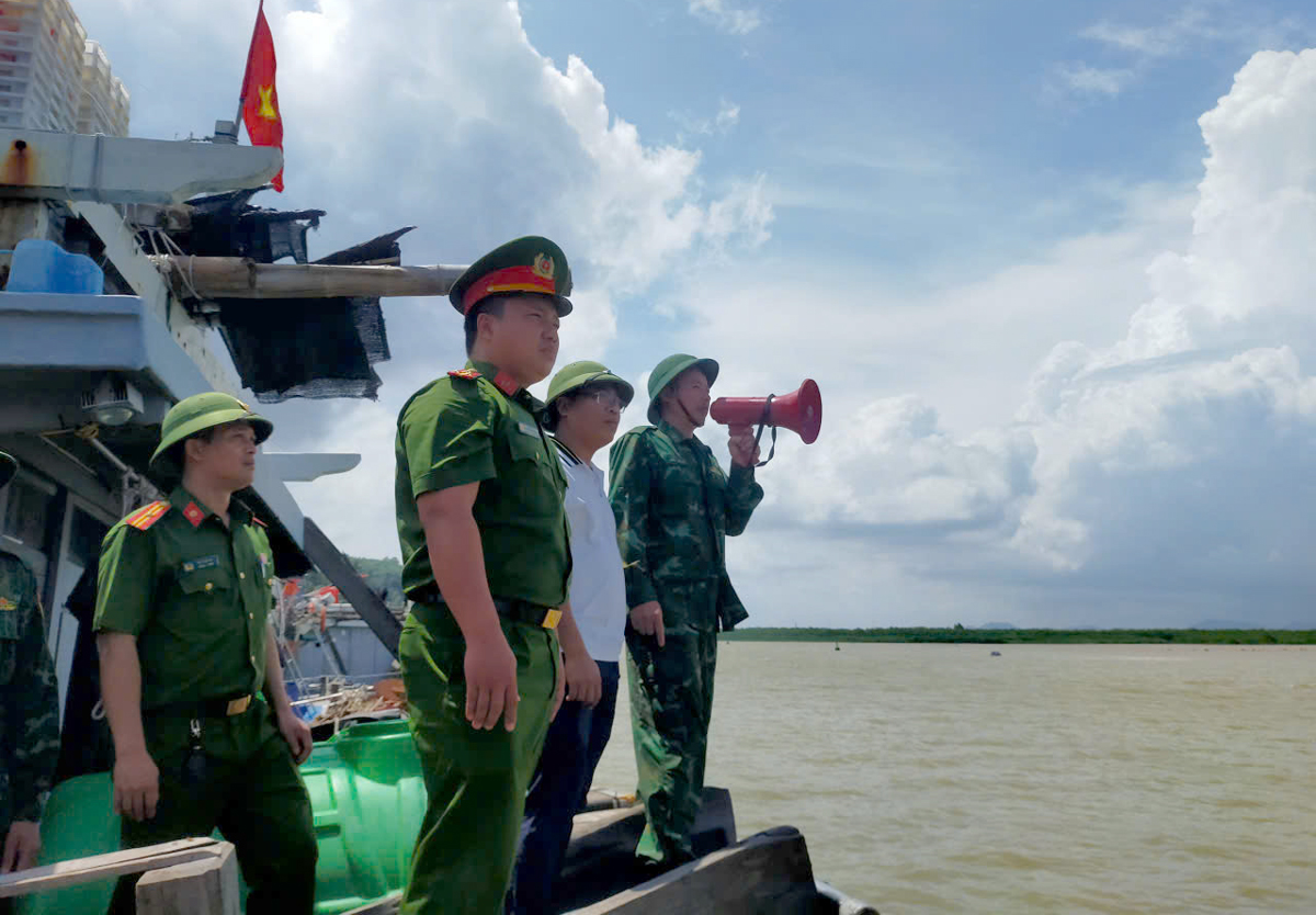 Lực lượng chức năng kêu gọi tàu thuyền, ngư dân nuôi trồng trên biển nhanh chóng vào khu vực an toàn.