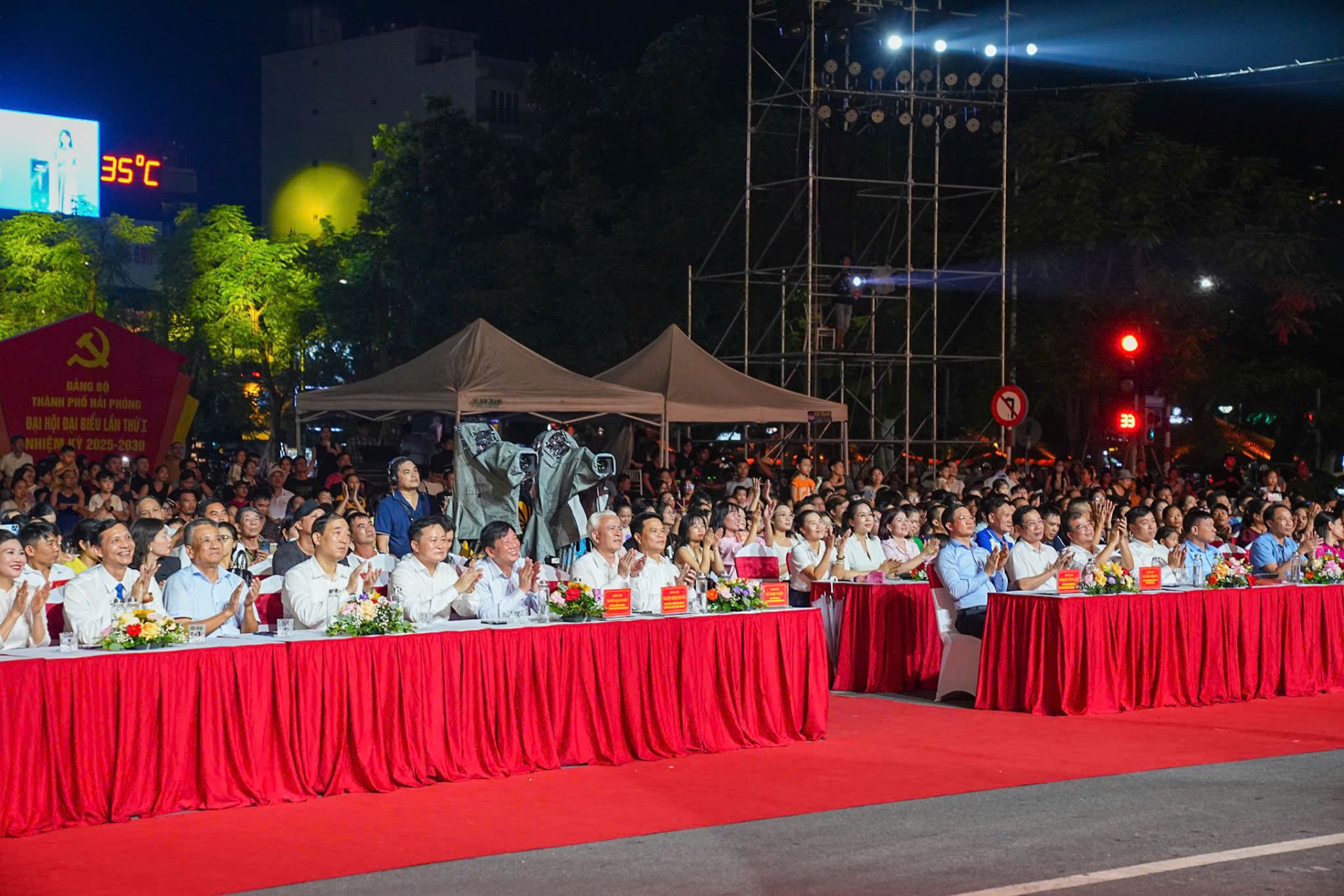 Các đồng chí lãnh đạo dự chương trình tại điểm cầu quảng trường Nhà hát thành phố. Các đồng chí lãnh đạo dự chương trình tại điểm cầu quảng trường Nhà hát thành phố.