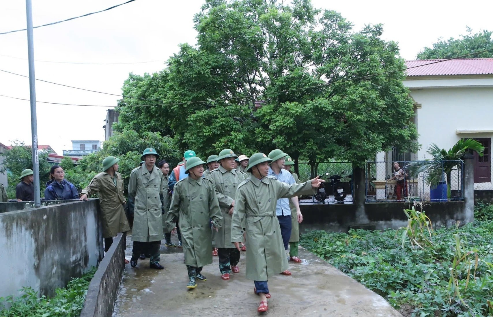 Bí thư Tỉnh ủy Nguyễn Doãn Anh yêu cầu lãnh đạo phường Nghi Sơn tập trung chỉ đạo công tác phòng, chống bão số 10.