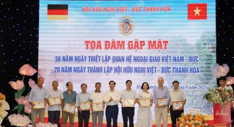 Lãnh đạo Hội Hữu nghị Việt - Đức Thanh Hóa trao tặng Giấy khen cho các cá nhân.