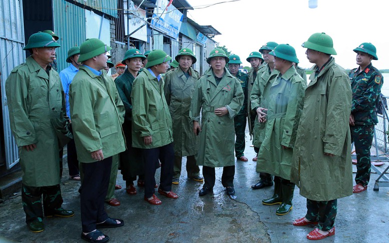 Phó Thủ tướng chỉ đạo, Nghệ An lưu ý thêm đến nguy cơ lũ quét, sạt lở, lũ ống tại miền núi; cần có phân công cụ thể các đoàn công tác kiểm tra, chỉ đạo ngay từ bây giờ - Ảnh: VGP/Minh Khôi