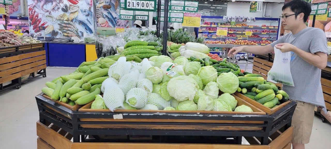 Người tiêu dùng mua sắm tại hệ thống siêu thị Co.opmart. Ảnh: Kim Dung