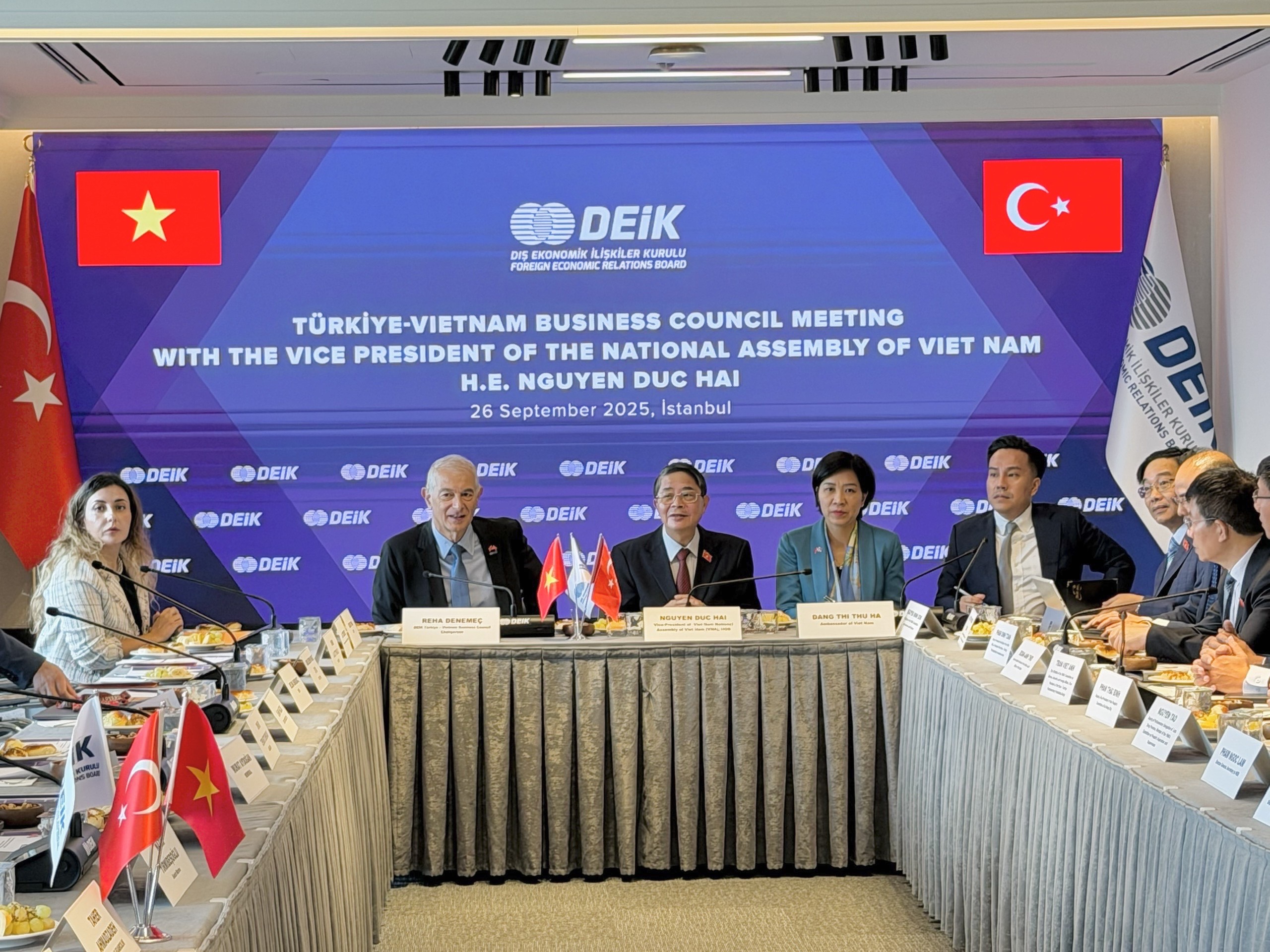 Phó Chủ tịch Quốc hội Nguyễn Đức Hải và Đoàn đại biểu Quốc hội Việt Nam làm việc với Ủy ban Kinh tế Đối ngoại Thổ Nhĩ Kỳ (DEIK) Phó Chủ tịch Quốc hội Nguyễn Đức Hải và Đoàn đại biểu Quốc hội Việt Nam làm việc với Ủy ban Kinh tế Đối ngoại Thổ Nhĩ Kỳ (DEIK)