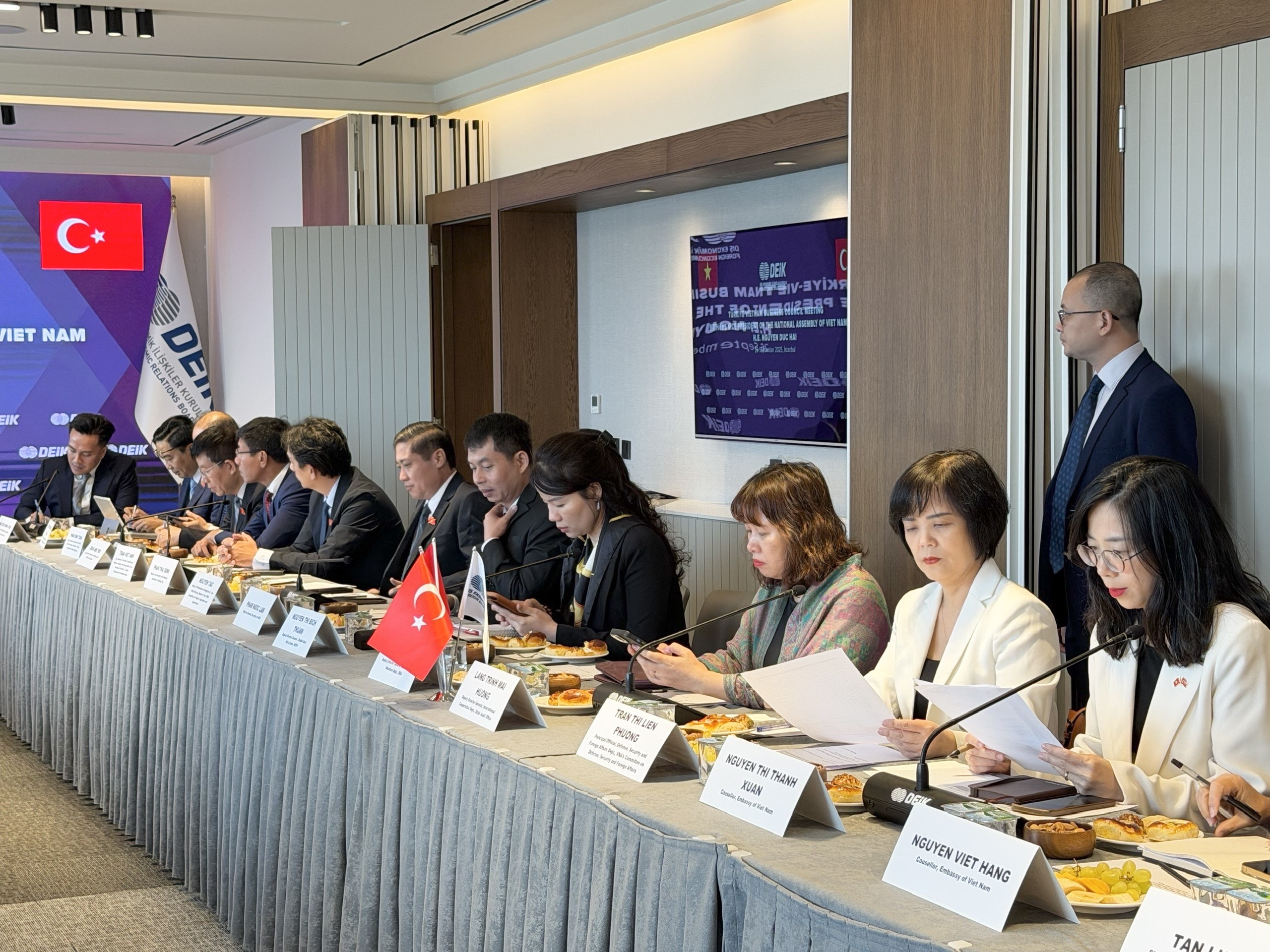 Các đại biểu tham dự cuộc làm việc Các đại biểu tham dự cuộc làm việc