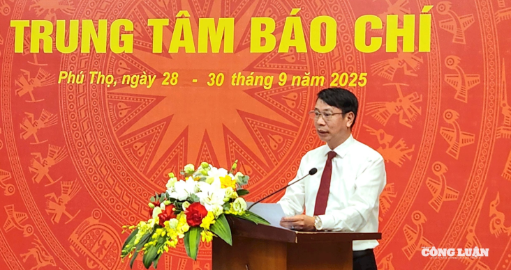 Ông Nguyễn Khắc Hiếu phát biểu tại buổi lễ khai trương Trung tâm báo chị Ông Nguyễn Khắc Hiếu phát biểu tại buổi lễ khai trương Trung tâm báo chị