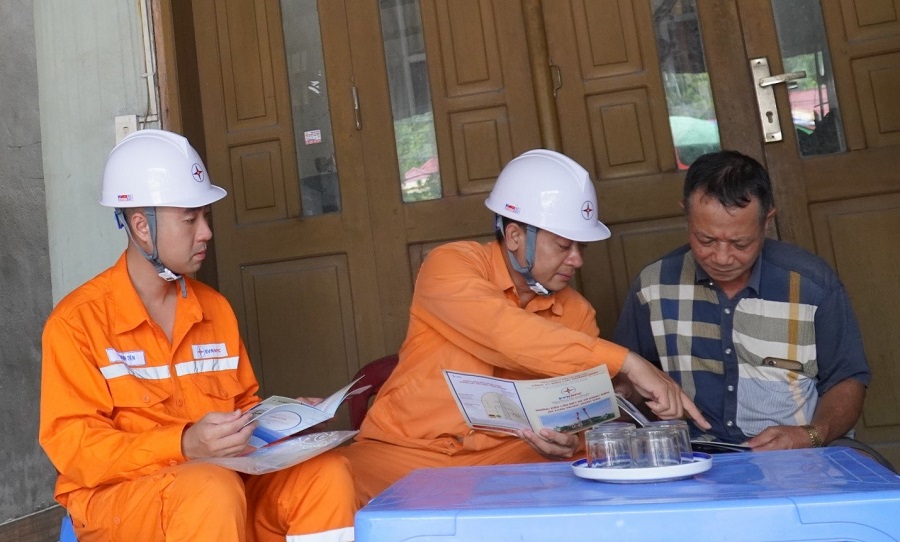 CBCNV Xí nghiệp Lưới điện cao thế tuyên truyền về an toàn hành lang lưới điện