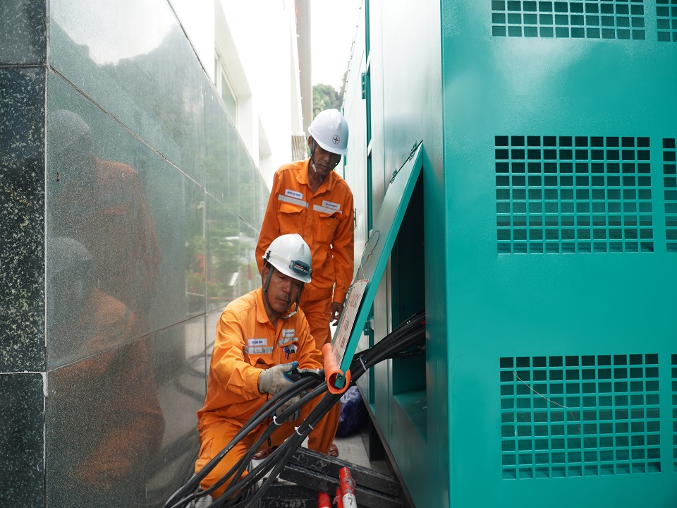 Công nhân Đội quản lý điện lực khu vực Hạ Long lắp đặt và kiểm tra thông số kỹ thuật máy phát điện tại Trung tâm tổ chức hội nghị tỉnh đảm bảo cấp điện phục vụ cho Đại hội Đảng bộ tỉnh Quảng Ninh lần thứ XVI