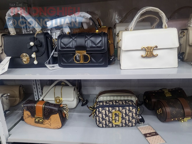 Ngoài quần áo, tại đây còn bày bán nhiều túi da Ngoài quần áo, tại đây còn bày bán nhiều túi da