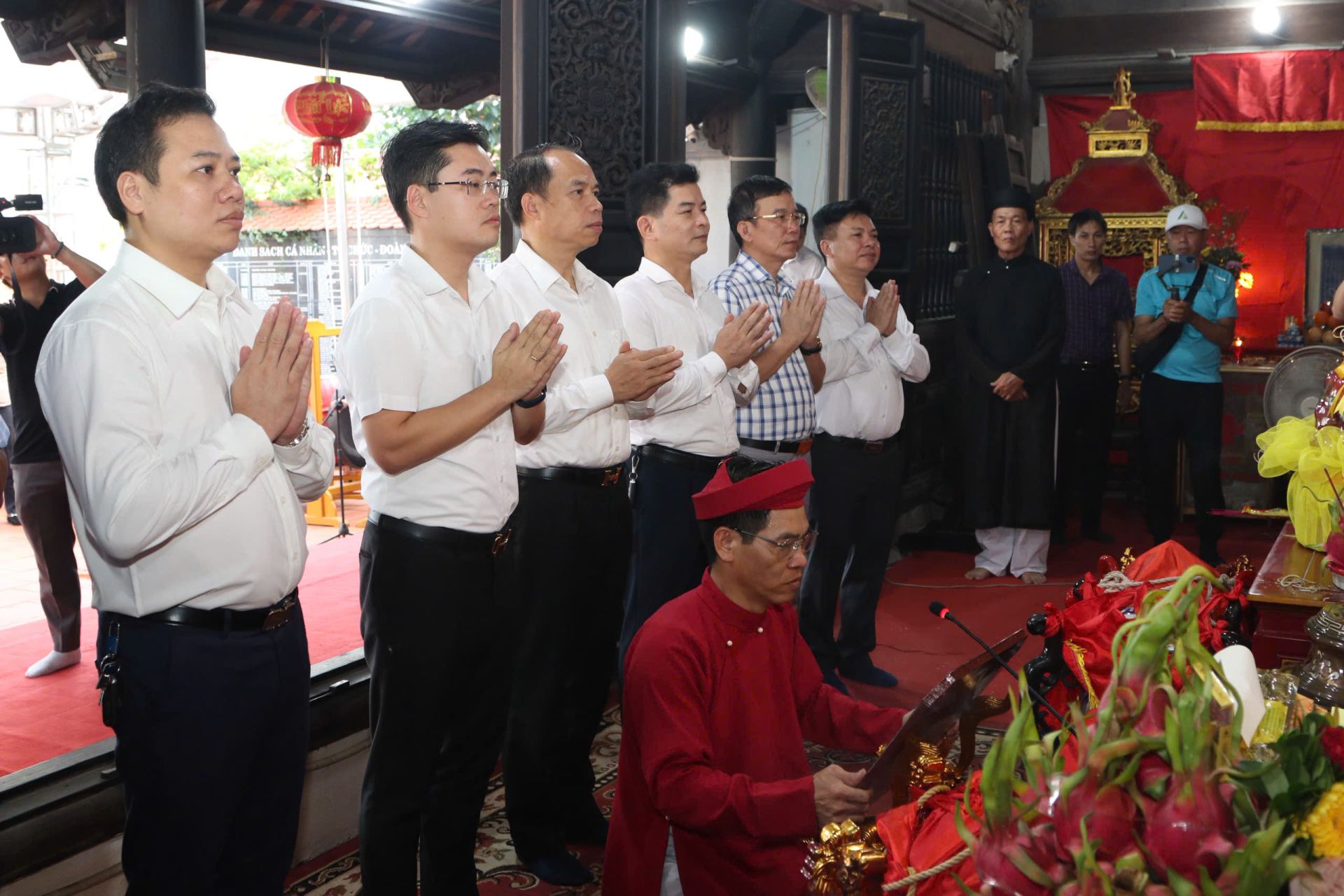 Các đồng chí lãnh đạo phường Đồ Sơn làm Lễ dâng hương.