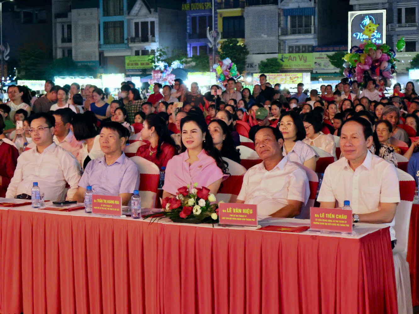 Các đồng chí lãnh đạo dự chương trình tại điểm cầu quảng trường Trung tâm Văn hóa Xứ Đông. Các đồng chí lãnh đạo dự chương trình tại điểm cầu quảng trường Trung tâm Văn hóa Xứ Đông.