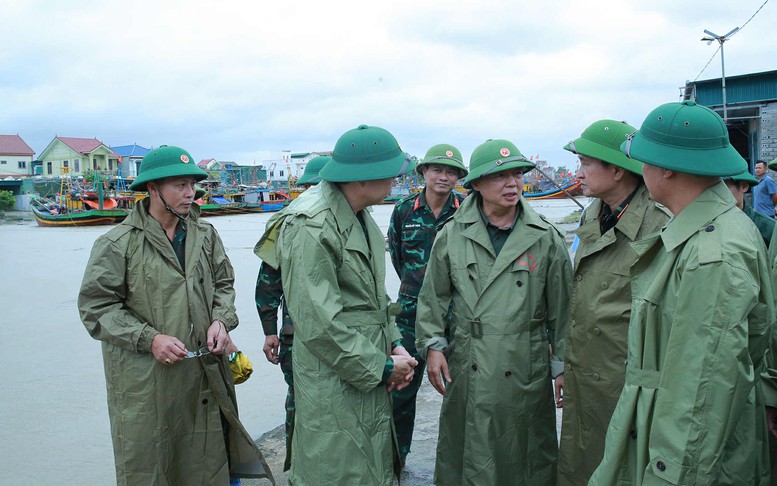 Phó Thủ tướng Trần Hồng Hà kiểm tra công tác ứng phó bão số 10 tại Nghệ An