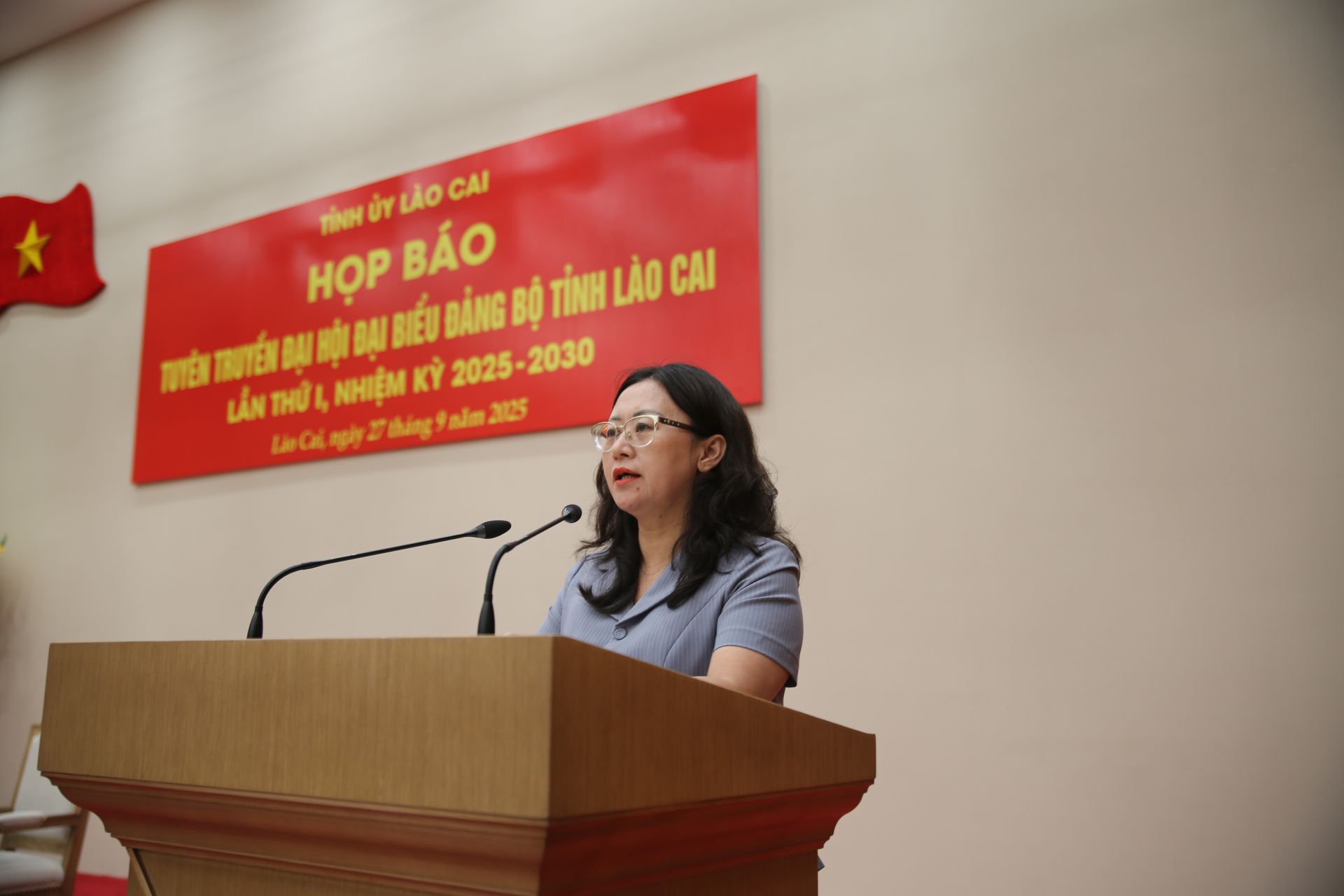 Giàng Thị Dung, Phó Bí thư Tỉnh ủy, Chủ tịch Ủy ban Mặt trận Tổ quốc Việt Nam tỉnh Lào Cai thông tin tại họp báo.