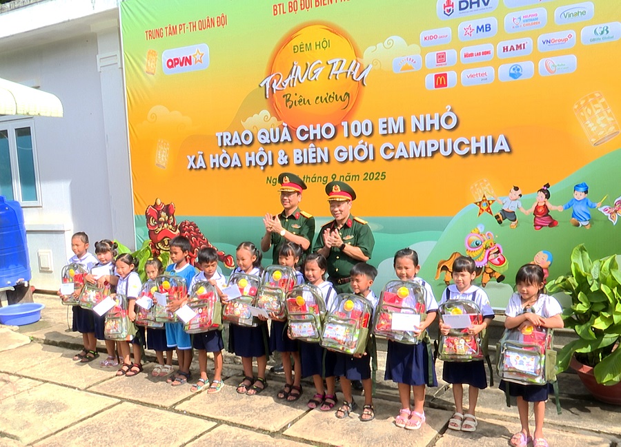 Đại tá Nguyễn Văn Hoan, Phó Giám đốc Trung tâm PT - TH Quân đội và Đại tá Phí Hữu Khiết, Chủ nhiệm Chính trị Trung tâm PT - TH Quân đội tặng quà cho các em học sinh