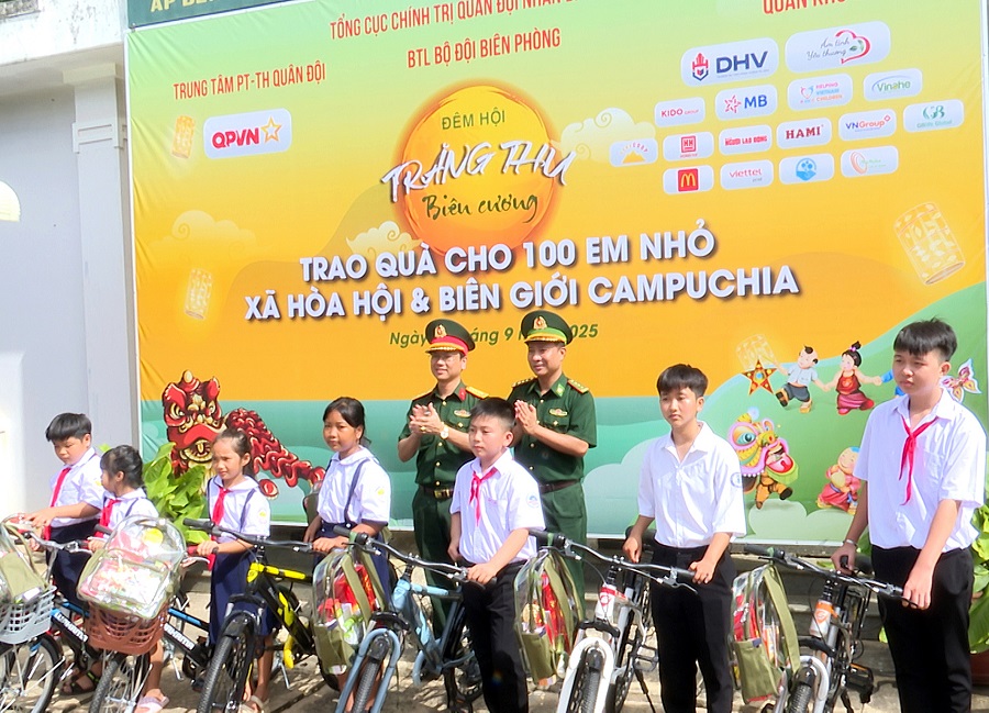 Đại tá Nguyễn Văn Hoan, Phó Giám đốc Trung tâm PT - TH Quân đội và Thượng tá Nguyễn Ngọc Dung - Phó Chính ủy Ban Chỉ huy BĐBP Tây Ninh trao tặng quà cho các em học sinh