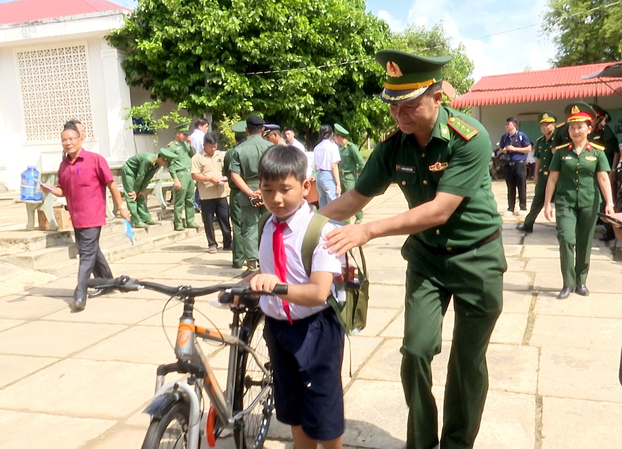 Hoạt động trao tặng quà lan tỏa thêm tinh thần nhân ái, tạo điều kiện cho các em nhỏ có hoàn cảnh khó khăn trên biên giới được hưởng trọn vẹn Tết trung thu đầy ấm áp