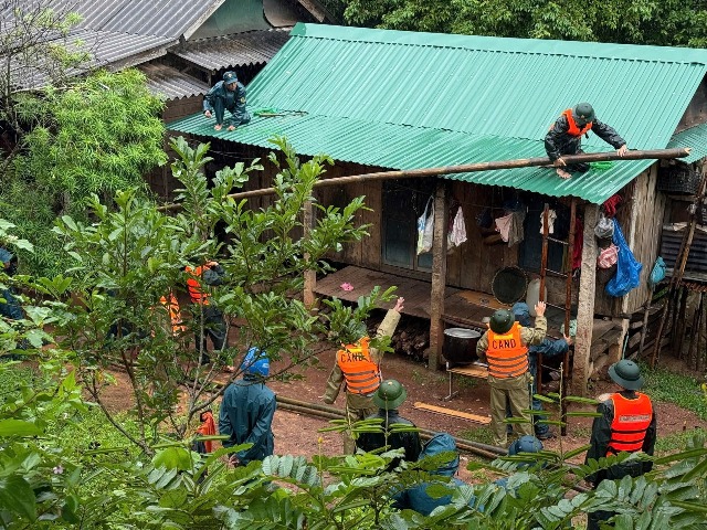 Công an tỉnh Quảng Trị tăng cường lực lượng bảo vệ an toàn cho người dân trước bão số 10