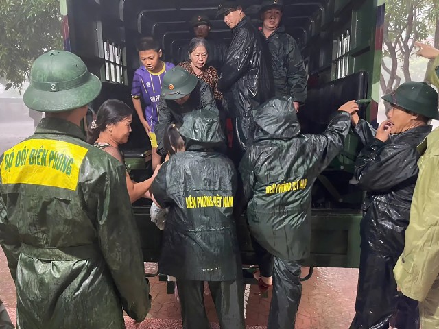 Cán bộ, chiến sĩ Đồn Biên phòng Cửa khẩu cảng Cửa Lò-Bến Thủy, Ban Chỉ huy Bộ đội Biên phòng tỉnh Nghệ An hỗ trợ người dân sơ tán đến nơi an toàn.