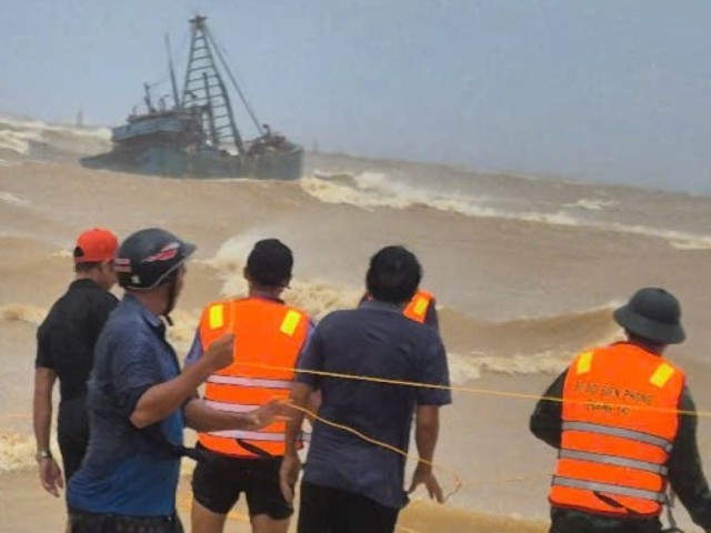 Lực lượng cứu hộ tiếp cận tàu gặp nạn.