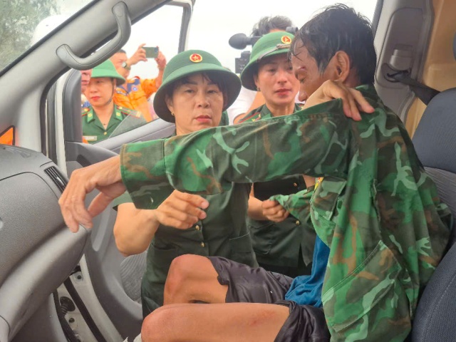 Đưa các thuyền viên lên bờ, chăm sóc y tế ban đầu.