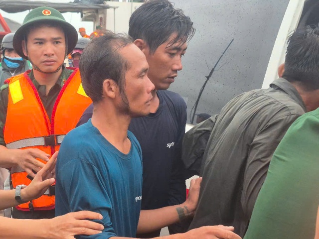 Các thuyền viên được đưa vào bờ an toàn.