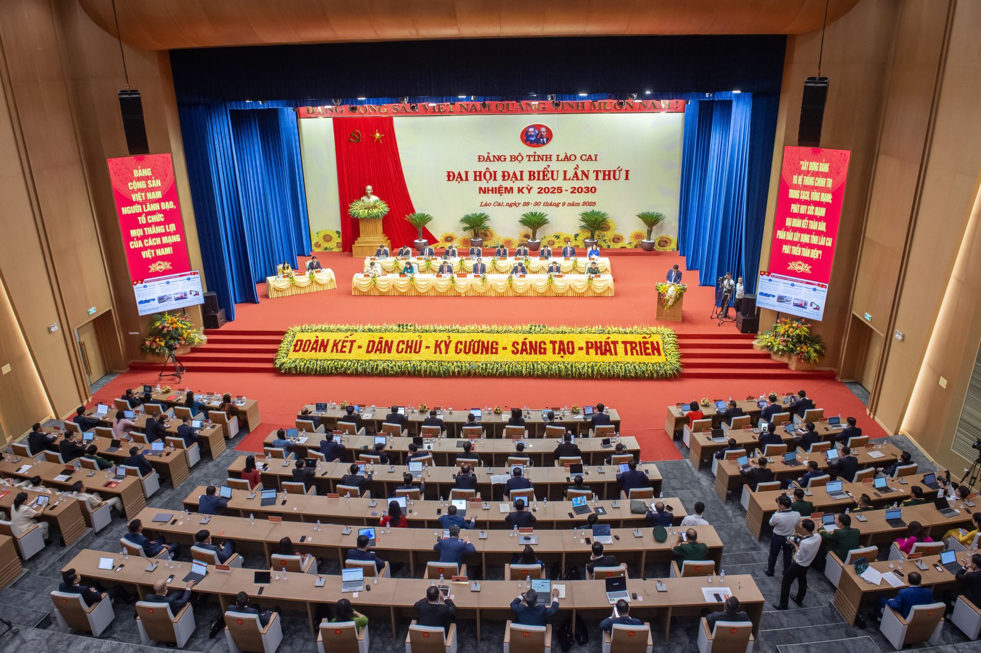 Quang cảnh phiên trù bị Đại hội.