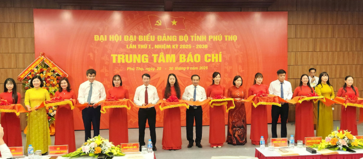 Các đại biểu cắt băng khai trương Trung tâm báo chí Các đại biểu cắt băng khai trương Trung tâm báo chí