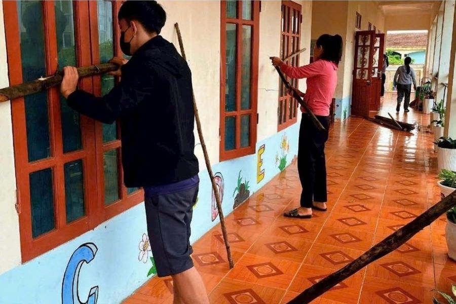 Gia cố lại các phòng học trước khi bão số 10 đổ bộ.