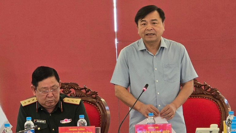 Thứ trưởng Nông nghiệp và Môi trường Nguyễn Hoàng Hiệp báo cáo tại cuộc họp.