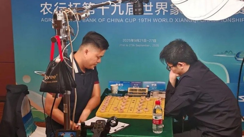 Kỳ thủ Lại Lý Huynh đã đánh bại đối thủ Doãn Thăng, lần đầu tiên giành ngôi vô địch nội dung cờ tiêu chuẩn tại Giải Vô địch cờ tướng thế giới 2025. (Ảnh: TTXVN)