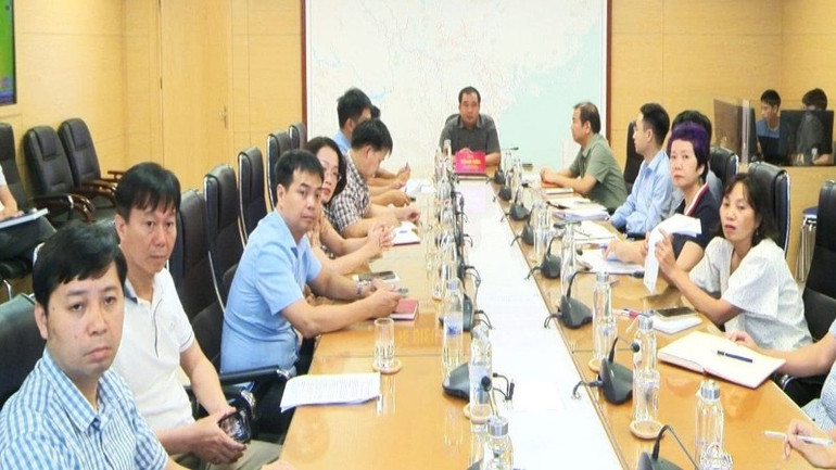 Quyền Bộ trưởng Trần Đức Thắng Bộ Nông nghiệp và Môi trường chủ trì cuộc họp tại điểm cầu trụ sở Bộ.