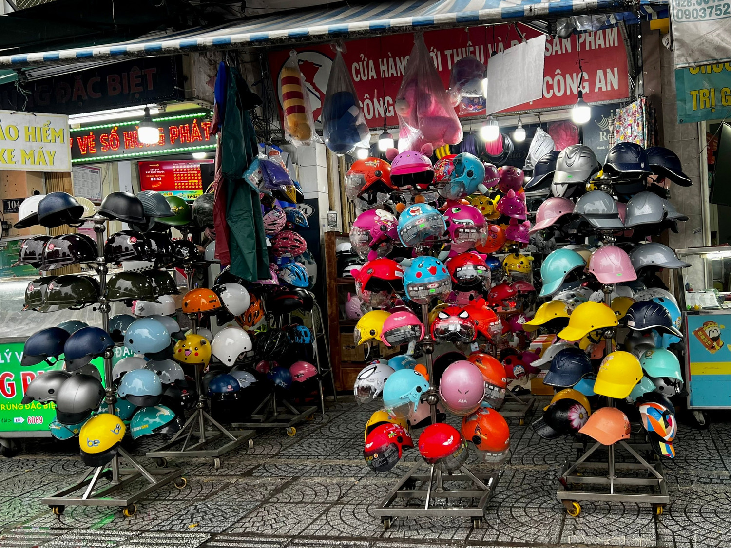 Thị trường vẫn bày bán nhiều loại mũ bảo hiểm kém chất lượng, giả mạo thương hiệu ảnh hưởng đến niềm tin của người tiêu dùng. Thị trường vẫn bày bán nhiều loại mũ bảo hiểm kém chất lượng, giả mạo thương hiệu ảnh hưởng đến niềm tin của người tiêu dùng.