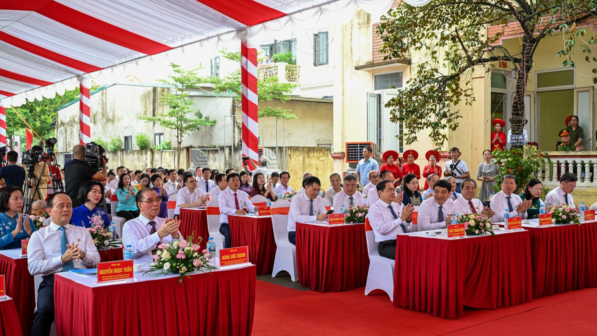 Các đồng chí lãnh đạo, nguyên lãnh đạo Đảng, Nhà nước dự buổi lễ. (Ảnh: DUY LINH)