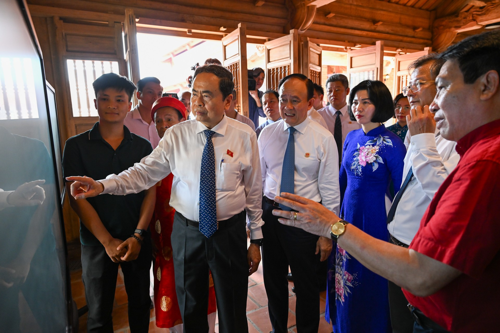 Chủ tịch Quốc hội Trần Thanh Mẫn thăm không gian trưng bày tại Khu lưu niệm. (Ảnh: DUY LINH)