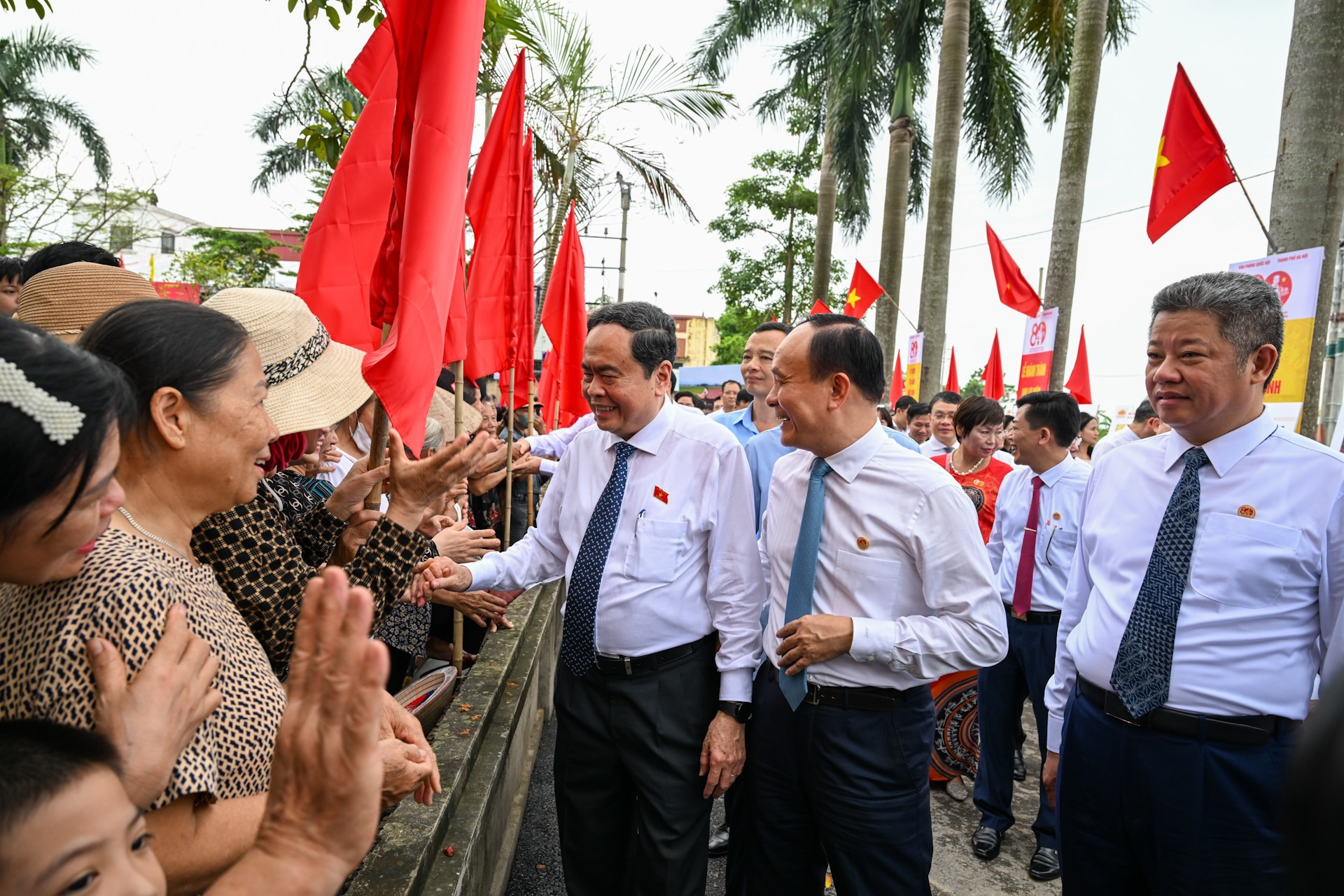 Chủ tịch Quốc hội Trần Thanh Mẫn với người dân xã Ứng Thiên. (Ảnh: DUY LINH)