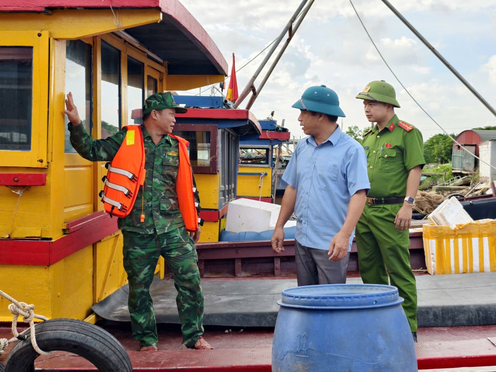 Công an xã Tân Tiến tham mưu cấp ủy, chính quyền địa phương kiểm tra công tác neo đậu tàu thuyền phòng chống cơn bão số 10