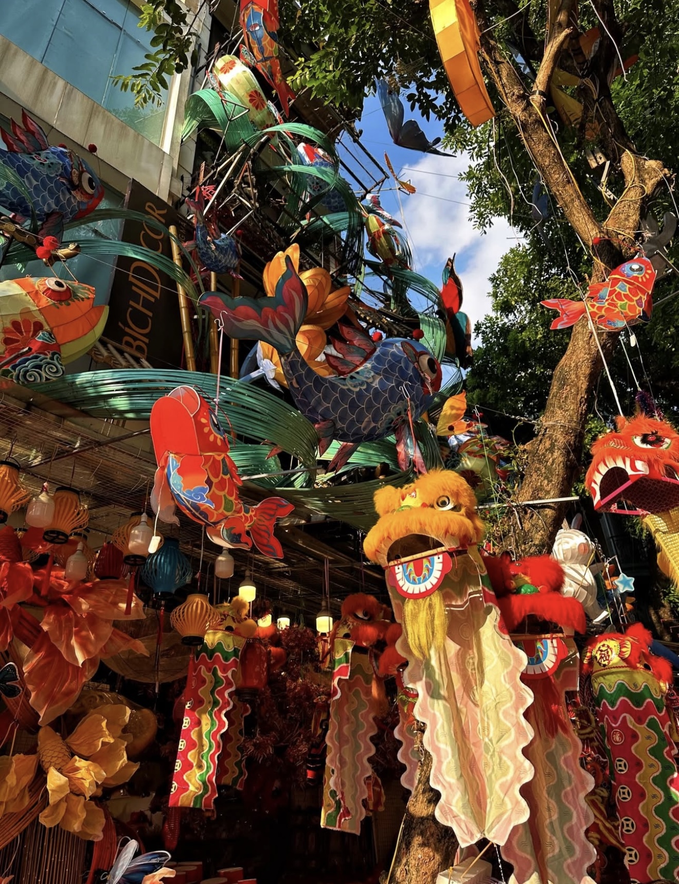 Các sản phẩm thủ công này vẫn giữ trọn sự tinh tế và mộc mạc, trở thành nét đẹp quen thuộc của mùa Trung thu truyền thống.” Các sản phẩm thủ công này vẫn giữ trọn sự tinh tế và mộc mạc, trở thành nét đẹp quen thuộc của mùa Trung thu truyền thống.”