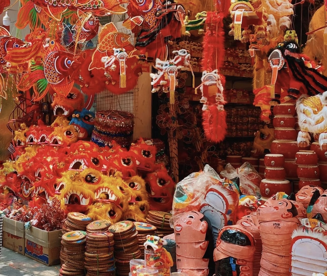 “Các gian hàng trên phố Hàng Mã ngập tràn đồ chơi Trung thu độc đáo, từ đèn ông sao, đèn lồng giấy đến mặt nạ, trống bỏi, khiến không khí lễ hội thêm phần náo nhiệt.” “Các gian hàng trên phố Hàng Mã ngập tràn đồ chơi Trung thu độc đáo, từ đèn ông sao, đèn lồng giấy đến mặt nạ, trống bỏi, khiến không khí lễ hội thêm phần náo nhiệt.”