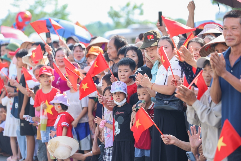 Người dân Phú Thọ dự khánh thành cầu Phong Châu mới