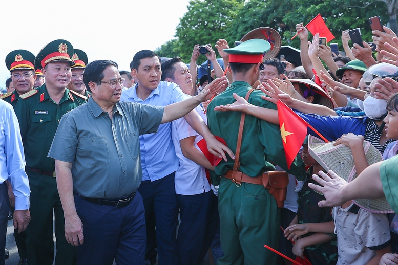 Người dân Phú Thọ chào đón Thủ tướng và các đại biểu trong lễ khánh thành cầu Phong Châu mới