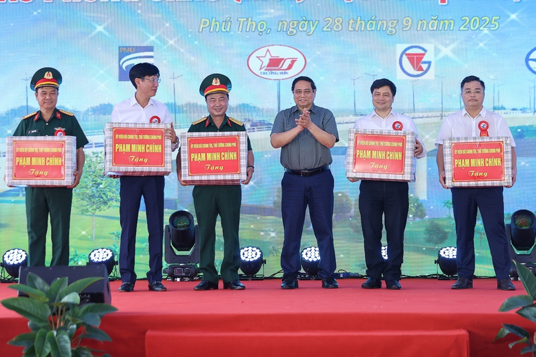 Thủ tướng Phạm Minh Chính trao quà tặng các tập thể, cá nhân có nhiều đóng góp trong xây dựng công trình