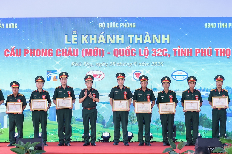 Lãnh đạo Bộ Quốc phòng trao quà tặng các tập thể, cá nhân có nhiều đóng góp trong xây dựng công trình