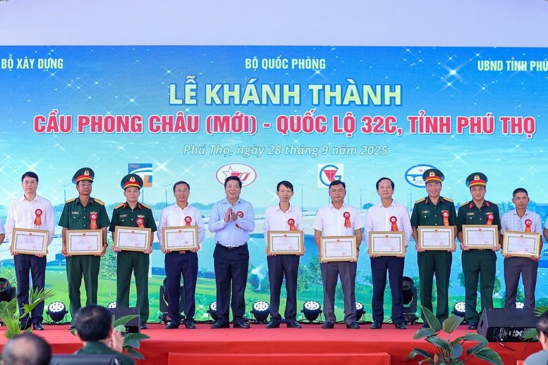 Lãnh đạo Bộ Xây dựng trao quà tặng các tập thể, cá nhân có nhiều đóng góp trong xây dựng công trình