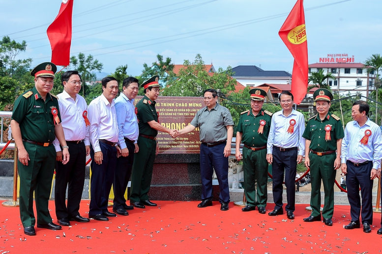Thủ tướng và các đại biểu thực hiện nghi thức gắn biển cầu Phong Châu