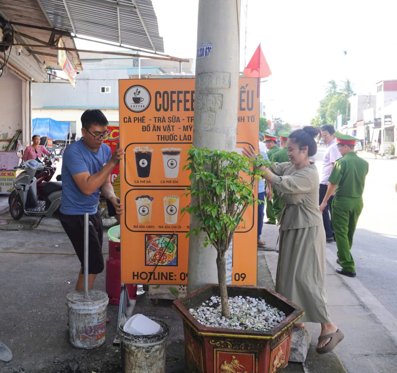 Người dân tự giác tháo biển quảng cáo đang làm che khuất tầm nhìn, gây cản trở giao thông đường bộ..jpg