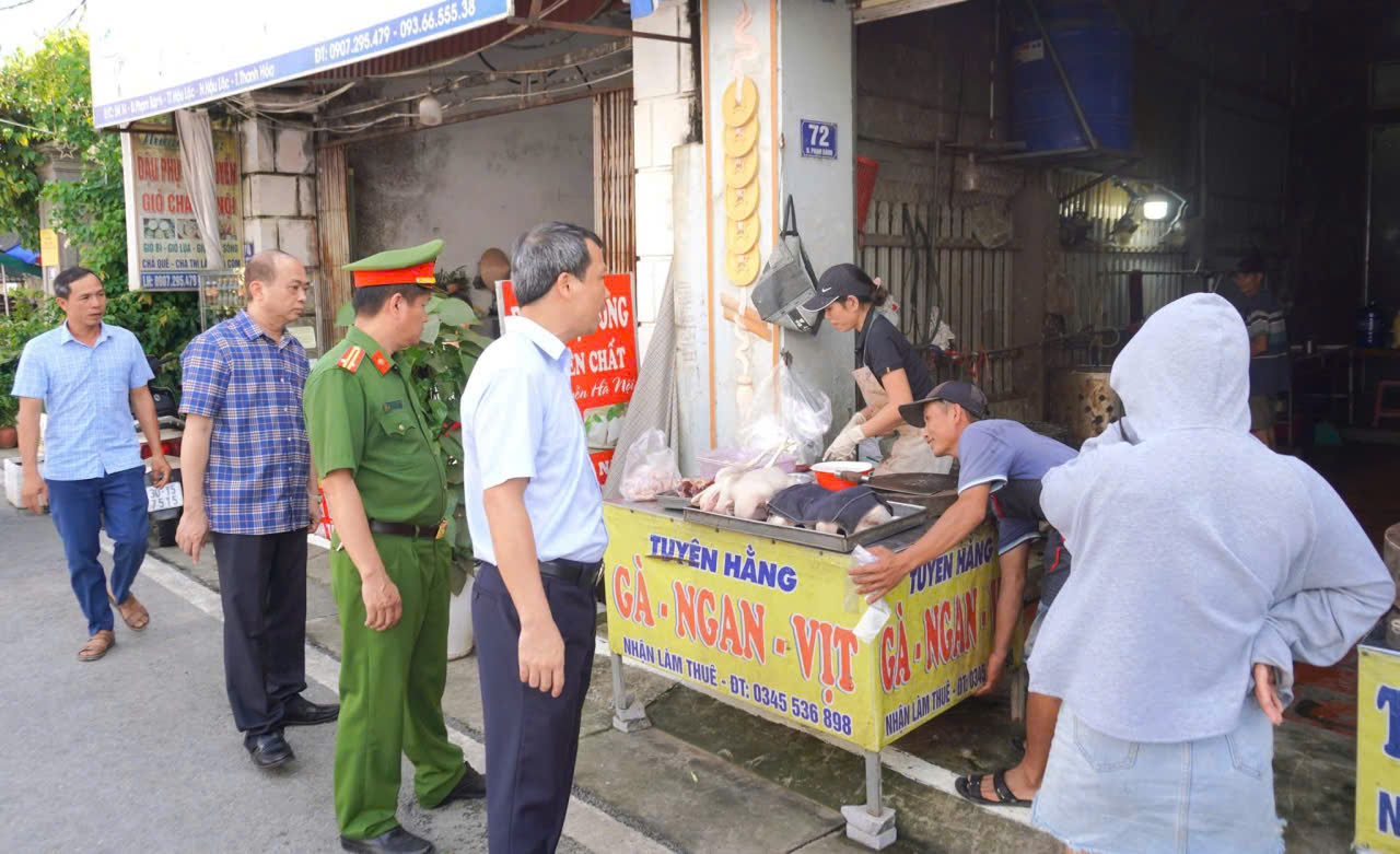 Nhắc nhở người dân không bày bán lấn chiếm hành lang an toàn giao thông