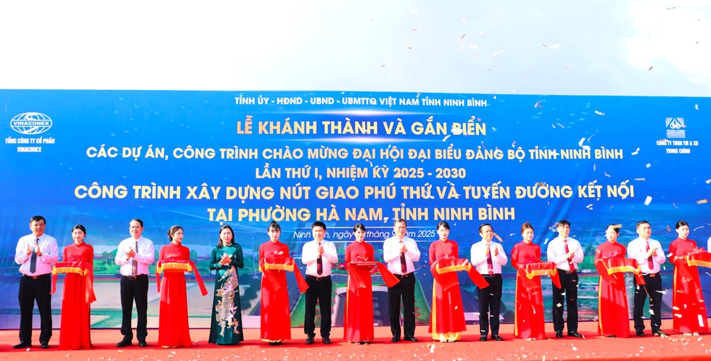 Các đại biểu thực hiện nghi thức cắt băng khánh thành và gắn biển công trình nút giao Phú Thứ và tuyến đường kết nối tại xã Tiên Hiệp, thành phố Phủ Lý (cũ), nay thuộc phường Hà Nam Các đại biểu thực hiện nghi thức cắt băng khánh thành và gắn biển công trình nút giao Phú Thứ và tuyến đường kết nối tại xã Tiên Hiệp, thành phố Phủ Lý (cũ), nay thuộc phường Hà Nam