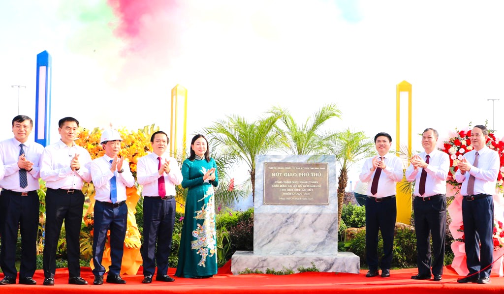 các đại biểu thực hiện nghi thức gắn biển công trình các đại biểu thực hiện nghi thức gắn biển công trình