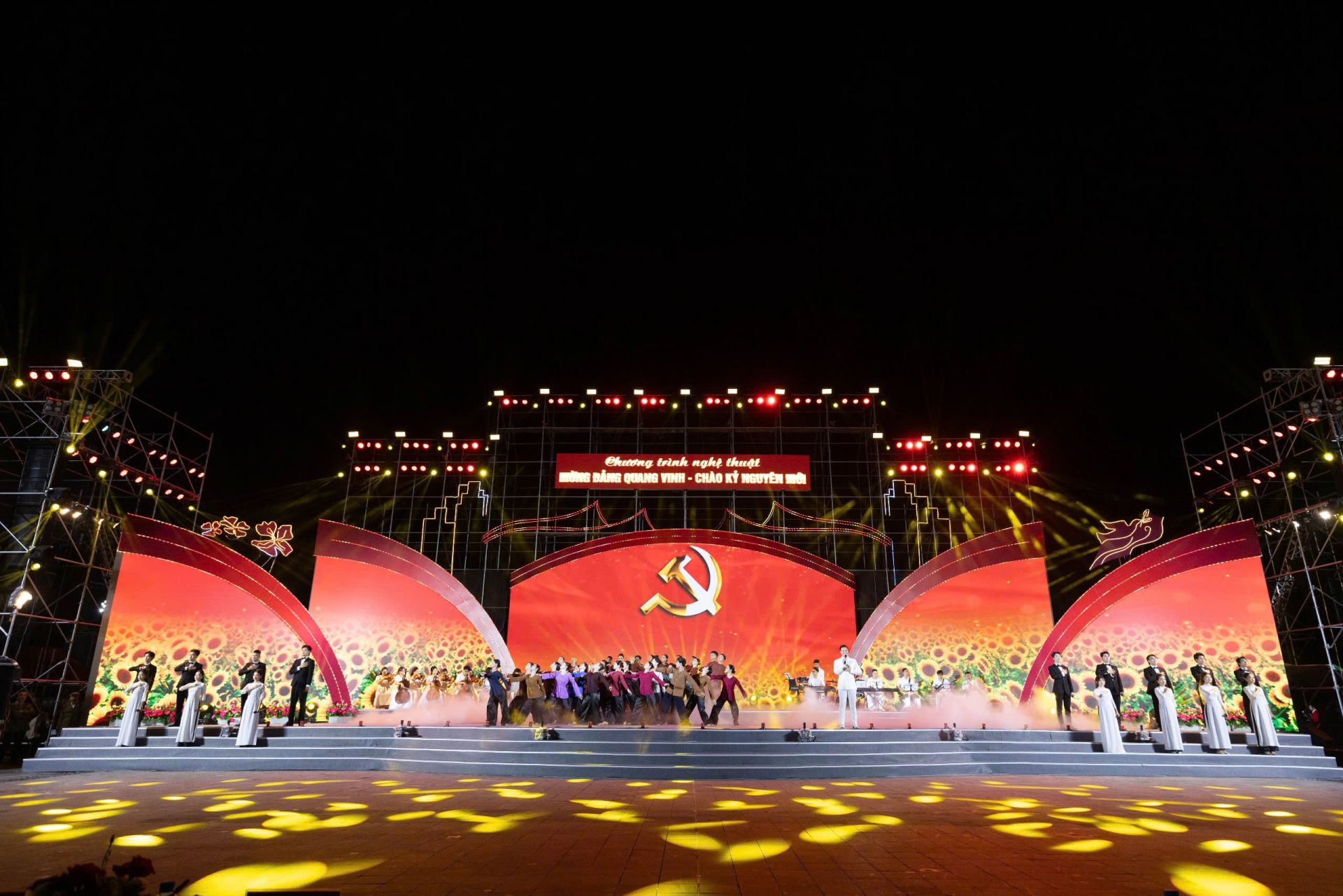 Chương trình nghệ thuật tại quảng trường Trung tâm Văn hóa Xứ Đông. Chương trình nghệ thuật tại quảng trường Trung tâm Văn hóa Xứ Đông.