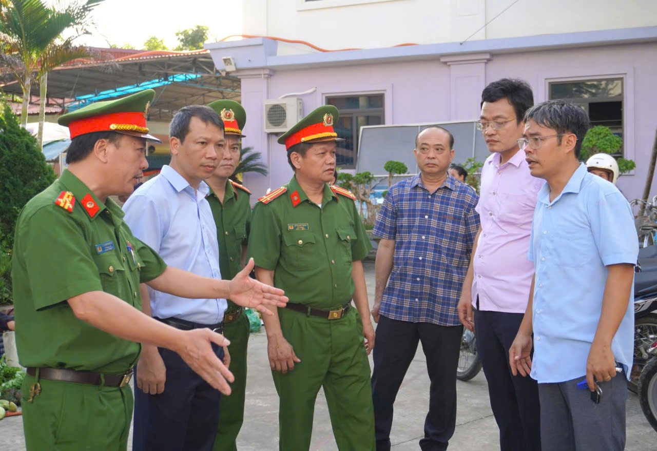 Xã Hậu Lộc ra quân giải tỏa, xử lý vi phạm hành lang an toàn giao thông