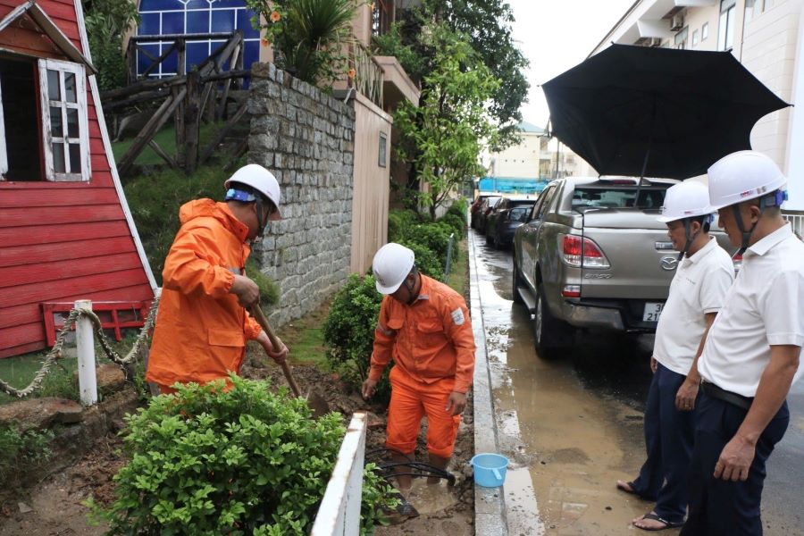 Lãnh đạo Công ty cùng các bộ phận chuyên môn đã trực tiếp kiểm tra công tác khắc phục sự cố tuyến cáp ngầm sau trạm biến áp cấp điện cho Trung tâm Văn hóa - Điện ảnh và Xúc tiến du lịch tỉnh.